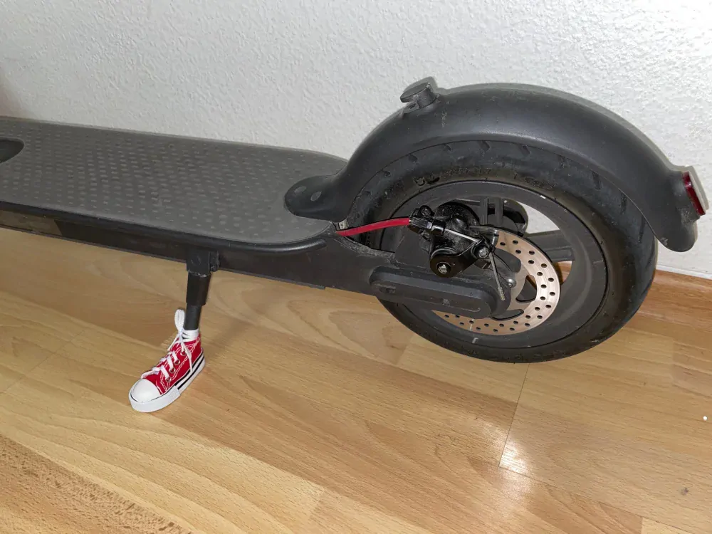 Podložka pod boční stojan na motorku