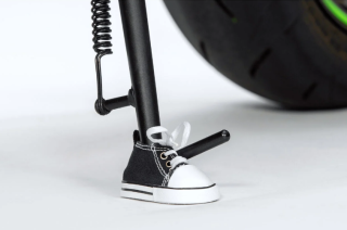 Podložka pod boční stojan na motorku