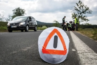 Varovný trojúhelník na helmu